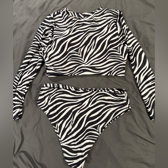 SHEIN Swim Curve Plus Size Zebra Stripe Cut-Out Bikini Set With Long Sleeve - Picture 2 of 3